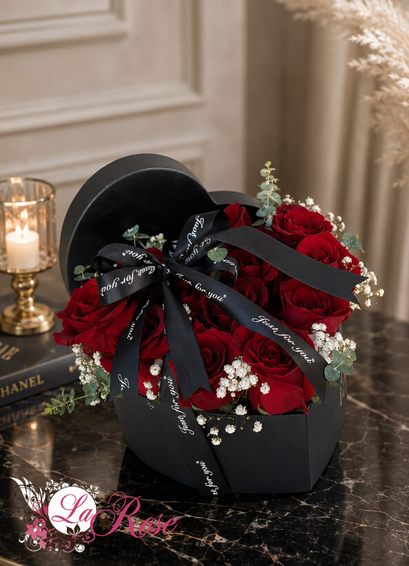 Кутия сърце с 13 бр. червени рози